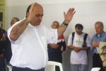 Padre João Bachmann fazendo oração